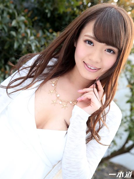 棕色眼睛的日本寶貝 Eri Hosaka 脫光衣服，在騎著假陽具之前展示她驚人的胸部