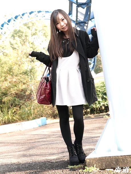 アジアンドールの川澄まいはセックスの後に彼女の猫に射精を受ける