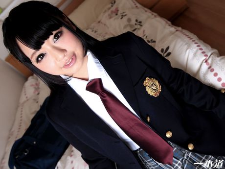 Asiatisk skolepige Yu Tsujii får sin twat fyldt med en pik