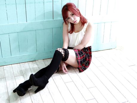 Asiatisk pige Saya Fujiwara sutter en pik, før hun får creampie