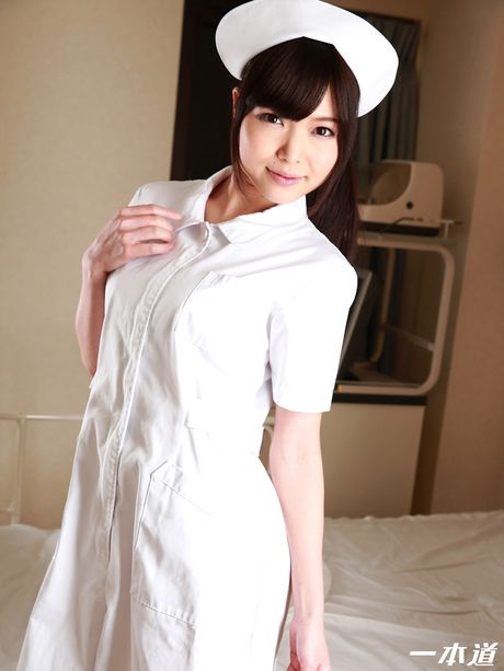 亞洲護士 Shino Aoi 的陰部被猛幹