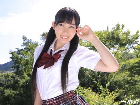 亞洲女學生 Yui Kasugano 露出她嬌小的乳房並被性交