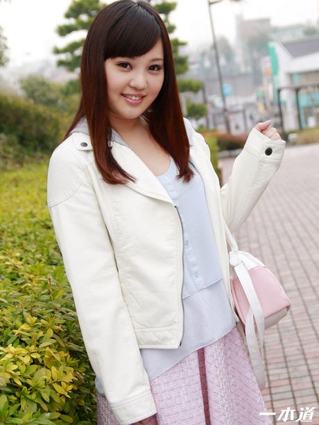 Asiatisk pige Erena Yamamoto får sin fisse skruet på sofaen