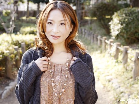 Asian covergirl Hikaru Wakabayashi gets her pussy licked and dicked in a 3some