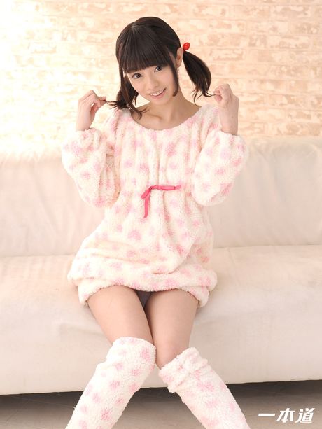 ゴージャスなアジア人さくらあきなが彼女のマンコにチンコを詰め込まれる