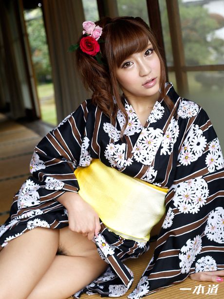 棕色眼睛的日本美女安娜安喬的陰部被舔和撞擊