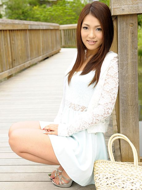 Asiatisk pige Kyoka Makimura får sin twat fyldt med en pik i køkkenet