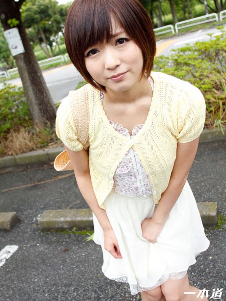 アジアの美女麻倉憂が白いドレスで男性の友人を誘惑