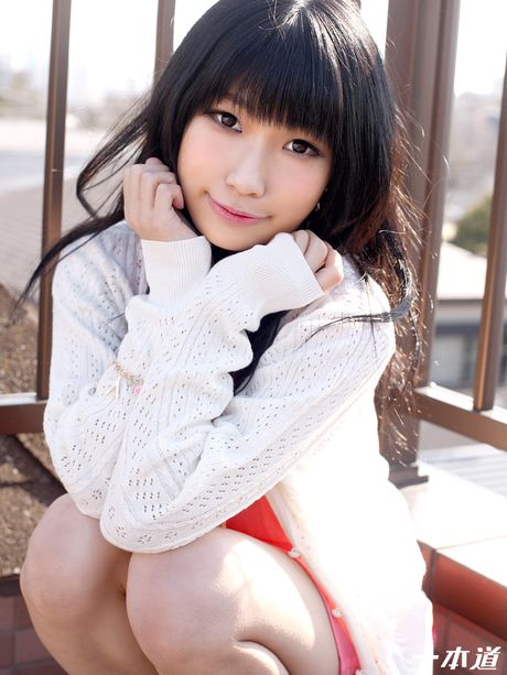 Stablet asiatisk babe Runa Kobayashi får sin fisse tilsluttet