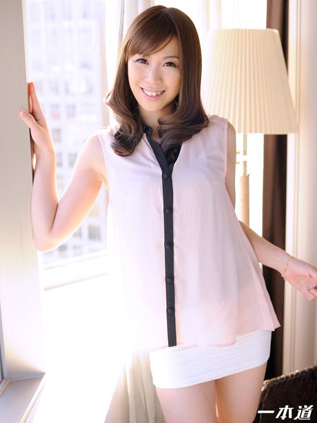 Asiatisk skønhed Rui Uchida viser sine små bryster frem og får sin twat fyldt