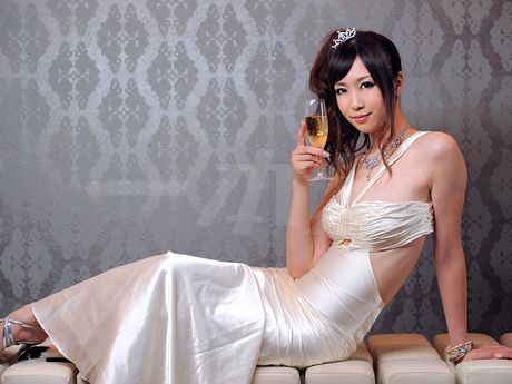 亞洲女孩 Kotone Amamiya 在單人遊戲中被幹了陰部和屁股