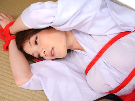 亞洲女孩安娜·基里西馬在性愛過程中被內射