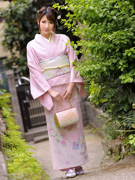 Asiatisk skønhed Keiko Shinohara får sin fisse fyldt med en dildo og en pik