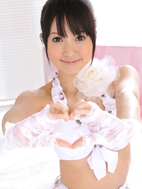 亞洲少女 Kotomi Asakura 被白人舔陰和乾