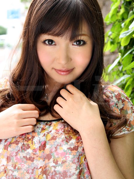 棕色眼睛的日本寶貝 Haruka Osawa 的陰部被猛乾