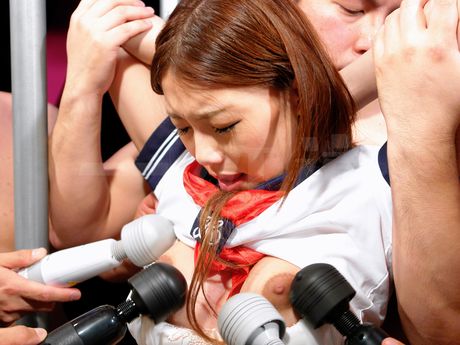 女學生 Aoi Yuuki 在三人行中被插入陰部