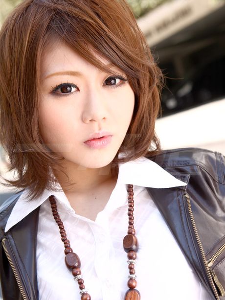 棕髮的杉浦綾被挑逗操弄