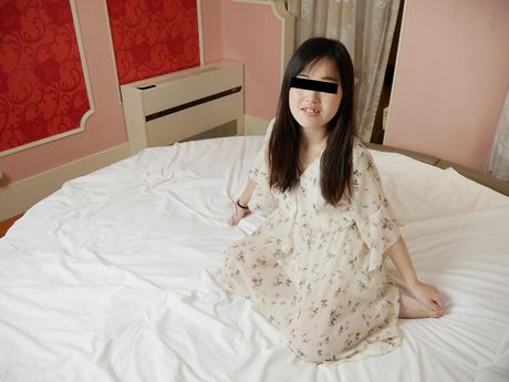 黒髪の日本人女性、白川瀬里奈が小さな胸を露わにして全裸で立つ