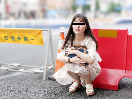 黒髪の日本人女性、白川瀬里奈が小さな胸を露わにして全裸で立つ