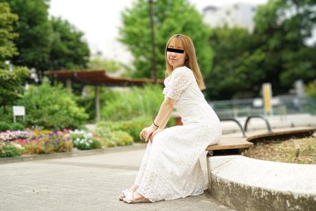 Lænende asiatisk babe Yoshino Haneshiba får sin twat fyldt på sofaen