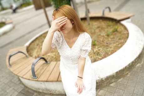 Lænende asiatisk babe Yoshino Haneshiba får sin twat fyldt på sofaen