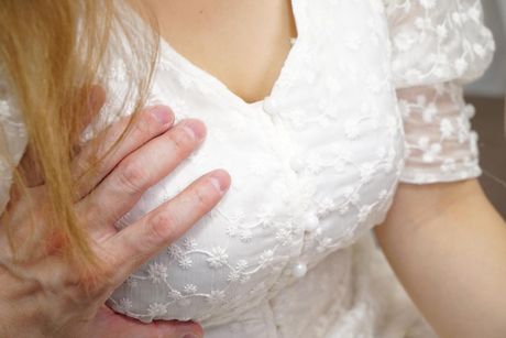 Lænende asiatisk babe Yoshino Haneshiba får sin twat fyldt på sofaen