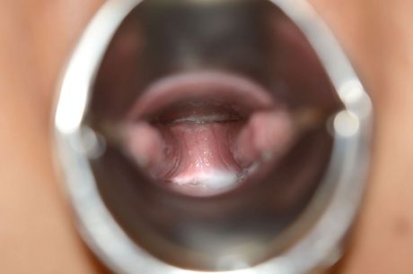 Asiatisk teenager Hiroko Oshita fingrer og legetøj hendes fisse på en seng