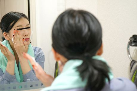 Brunet japansk dukke Hikari Suzumiya får sin twat fyldt med en pik