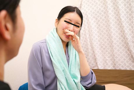 Brunet japansk dukke Hikari Suzumiya får sin twat fyldt med en pik