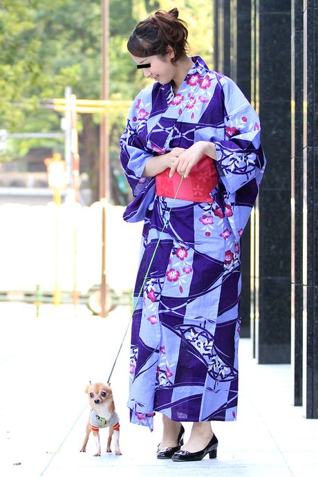 アジア人の女の子、佐々木玲が犬にオマンコを弄られ、チンポを突かれる