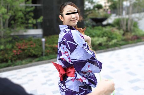 アジア人の女の子、佐々木玲が犬にオマンコを弄られ、チンポを突かれる