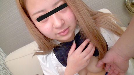 Asiatisk skolepige Megumi Onishi får sin twat fyldt med en dildo