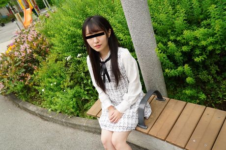 Asiatisk amatør Momoka Kamiyama får sin fisse fyldt med en dildo