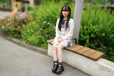 Asiatisk amatør Momoka Kamiyama får sin fisse fyldt med en dildo