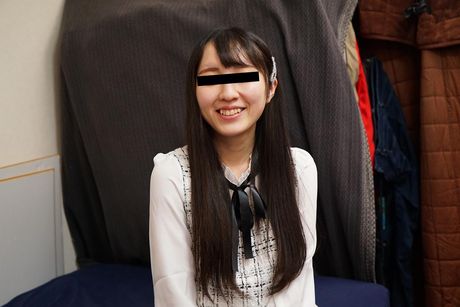 Asiatisk amatør Momoka Kamiyama får sin fisse fyldt med en dildo