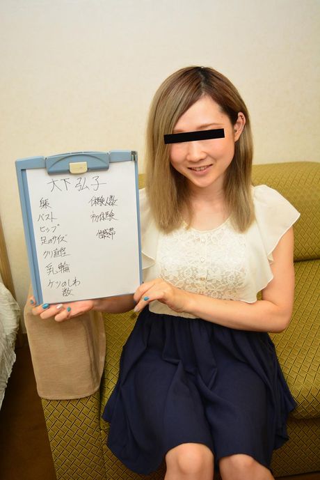 亞洲封面女郎 Hiroko Oshita 的陰部被大雞巴舔舐和插入