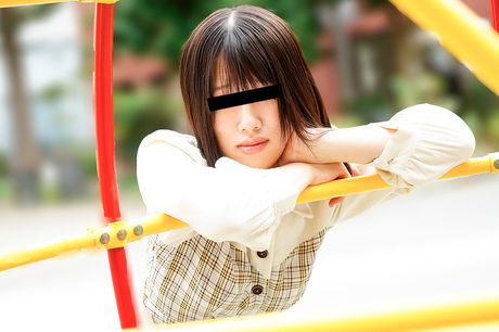 Asiatisk covergirl Mami Tamiya bliver nøgen før en vaginal knepper