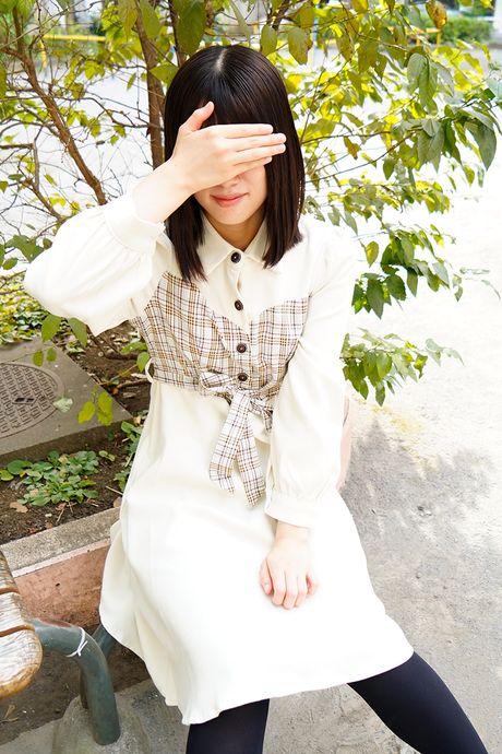 Asiatisk covergirl Mami Tamiya bliver nøgen før en vaginal knepper