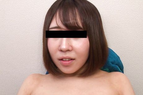 Asiatisk skønhed Minami Nakata fingerknekker hendes fisse efter at være blevet nøgen