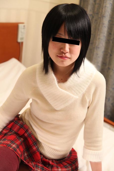 美麗的坂田桃子的屁眼和陰戶被一根大雞巴塞滿