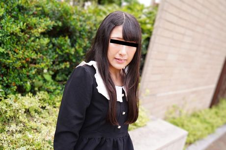 Den asiatiske covergirl Sakura Sakurai har sex med et par fyre i en seng