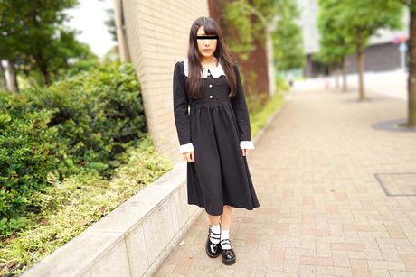 Den asiatiske covergirl Sakura Sakurai har sex med et par fyre i en seng