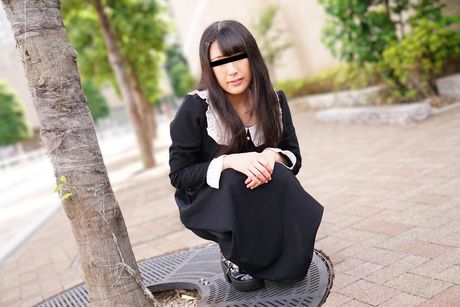 Den asiatiske covergirl Sakura Sakurai har sex med et par fyre i en seng