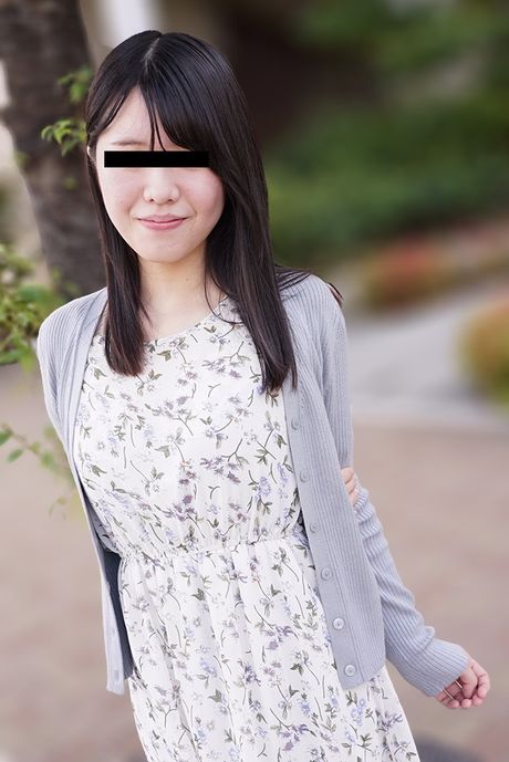 亞洲女孩 Aoi Satsuki 的陰部被一個淫蕩的男人舔舐和乾