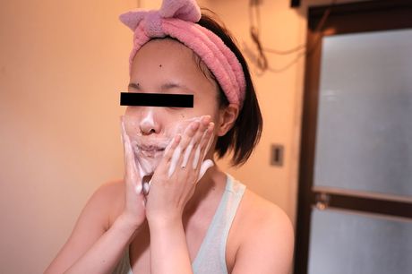 Asian stunner Momo Kashiwagi has sex with a man after waking up