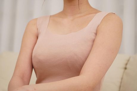 性感亞洲寶貝 Shiori Maeda 展示她巨大的乳房並穿著漁網襪做愛