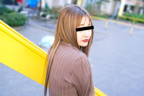 アジア人のひよこさくら永田は、膣ファックの前にディルドを吸う