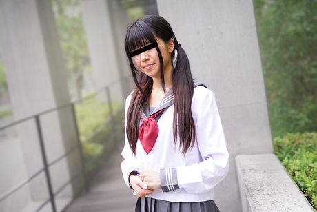 女學生 Karen Takiyama 的陰戶被一位淫蕩的老師塞滿