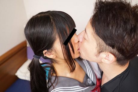 女學生 Karen Takiyama 的陰戶被一位淫蕩的老師塞滿