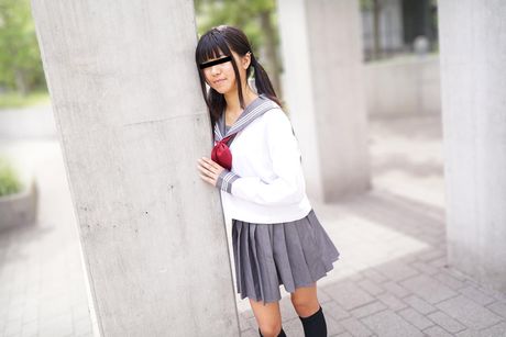 女學生 Karen Takiyama 的陰戶被一位淫蕩的老師塞滿